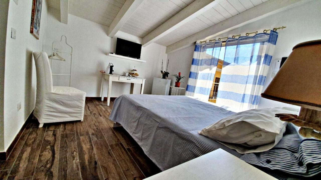 B&B A Casa Di Antonella Скаури Екстериор снимка
